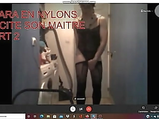 clara tres vite fait un strip et suce son gode