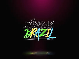 beautiful blonde trap goes naked on cam