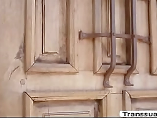 ts daisy gives some good blowjob to dudes