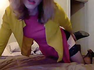 round booty ladyboy solo rubbing hard cock